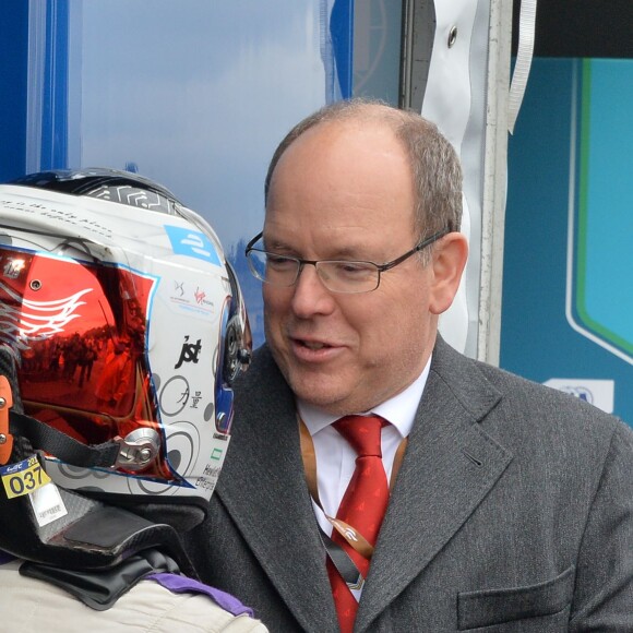 Le prince Albert II de Monaco visite le stand Venturi avant la course ePrix 2016 de Paris, avec Gildo Pastor et le pilote Stéphane Sarrazin aux Invalides à Paris, le 23 avril 2016. © Michael Alesi