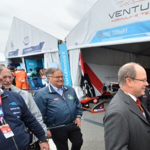 Le prince Albert II de Monaco visite le stand Venturi avant la course ePrix 2016 de Paris, avec Gildo Pastor et le pilote Stéphane Sarrazin aux Invalides à Paris, le 23 avril 2016. © Michael Alesi