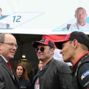 Le prince Albert II de Monaco et Stéphane Sarrazin, lors de la course Formule E (première édition de L'ePrix de Paris) aux Invalides à Paris, le 23 avril 2016.