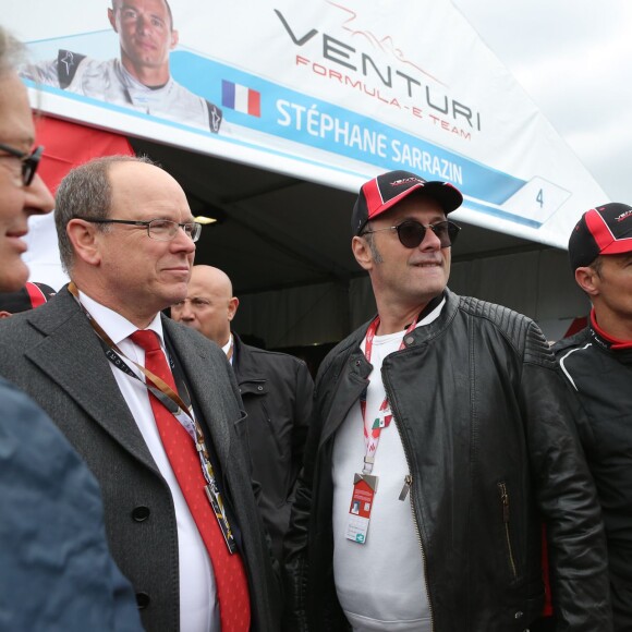 Le prince Albert II de Monaco et Stéphane Sarrazin, lors de la course Formule E (première édition de L'ePrix de Paris) aux Invalides à Paris, le 23 avril 2016.