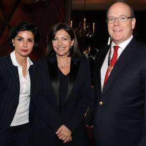 Anne Hidalgo entre Rachida Dati et le prince Albert II de Monaco, lors de la course Formule E (première édition de L'ePrix de Paris) aux Invalides à Paris, le 23 avril 2016.