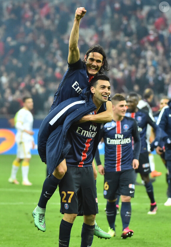 Edinson Cavani et Javier Pastore fêtent leur victoire en finale de la Coupe de la Ligue face au LOSC, au Stade de France. Saint-Denis, le 23 avril 2016.