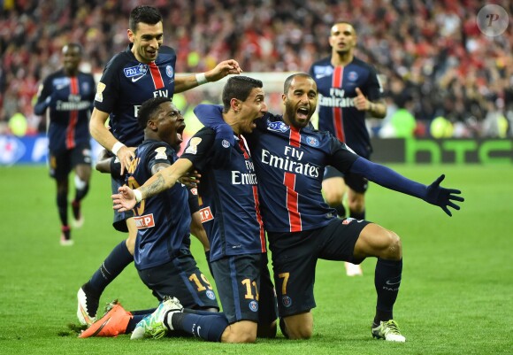 Les Parisiens en liesse après le but du 2-1 inscrit par Angel Di Maria en finale de la Coupe de la Ligue, au Stade de France. Saint Denis, le 23 avril 2016.