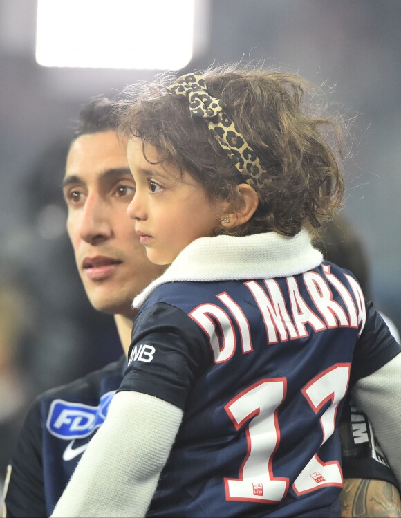 Angel Di Maria et sa fille Mia à l'issue de la finale de la Coupe de la Ligue au Stade de France. Saint-Denis, le 23 avril 2016. © Cyril Moreau/Bestimage