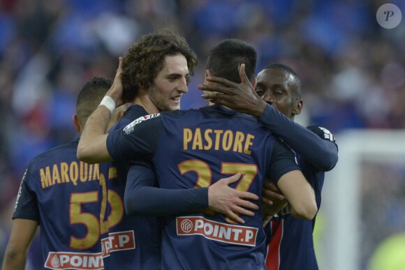 Javier Pastore félicité par Adrien Rabiot et Blaise Matuidi après l'ouverture du score face à Lille au Stade de France. Saint-Denis, le 23 avril 2016.
