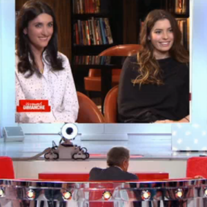 Ninon et Pauline, les filles de Christophe Dechavanne, ont fait pleurer leur père dans "Vivement dimanche", sur France 2, le 24 avril 2016.