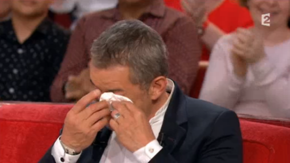 Christophe Dechavanne en larmes dans "Vivement dimanche", sur France 2, le 24 avril 2016.