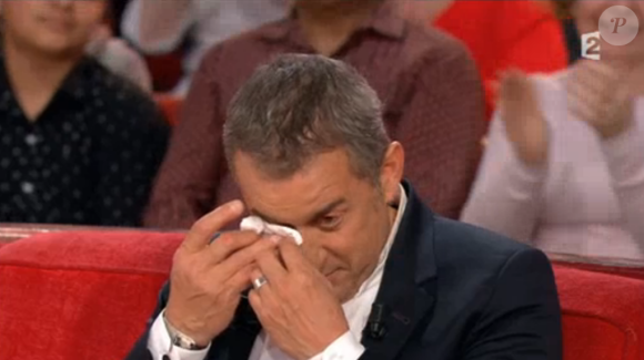 Christophe Dechavanne pleure dans "Vivement dimanche", sur France 2, le 24 avril 2016.
