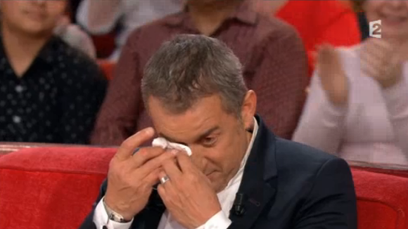 L'animateur Christophe Dechavanne en larmes dans "Vivement dimanche", sur France 2, le 24 avril 2016.