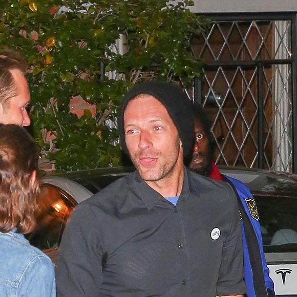 Chris Martin devant le domicile de Kate Hudson où elle a organisé sa soirée d'anniversaire, à Pacific Palisades, le 23 avril 2016