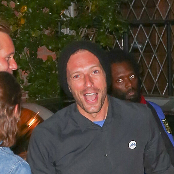 Chris Martin devant le domicile de Kate Hudson où elle a organisé sa soirée d'anniversaire, à Pacific Palisades, le 23 avril 2016