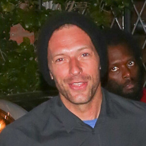 Chris Martin devant le domicile de Kate Hudson où elle a organisé sa soirée d'anniversaire, à Pacific Palisades, le 23 avril 2016