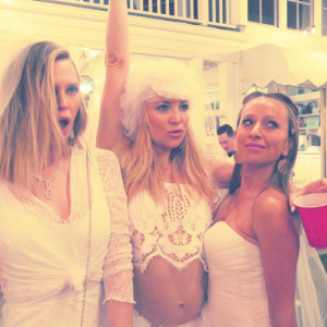 Kate Hudson et ses copines Jennifer Meyer et Sara Foster lors de sa soirée d'anniversaire à thème. Photo publiée sur Instagram, le 24 avril 2016