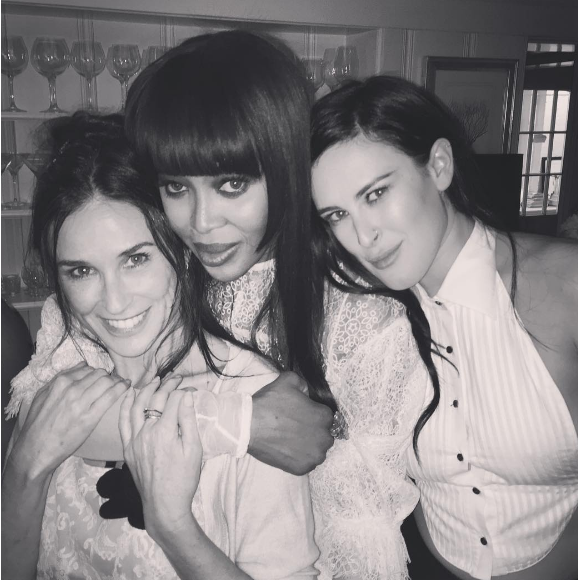 Demi Moore et sa fille Rumer Willis ainsi que Naomi Campbell à l'anniversaire de Kate Hudson. Photo publiée sur Instagram, le 24 avril 2016.