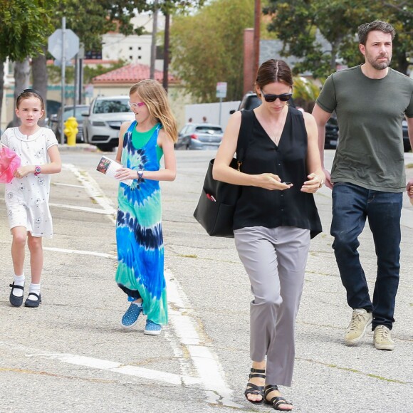 Jennifer Garner et Ben Affleck avec leurs enfants Violet, Seraphina et Samuel à la sortie de l'église à Pacific Palisades le 24 avril 2016