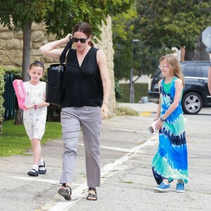 Jennifer Garner et Ben Affleck avec leurs enfants Violet, Seraphina et Samuel à la sortie de l'église à Pacific Palisades le 24 avril 2016