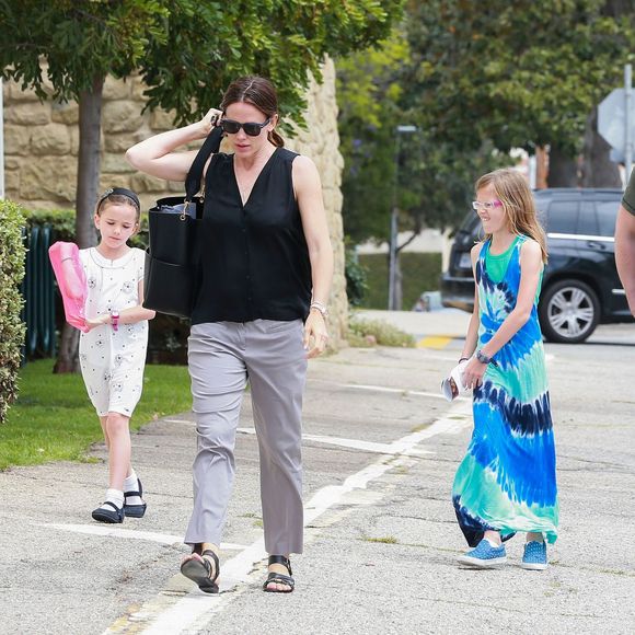 Jennifer Garner et Ben Affleck avec leurs enfants Violet, Seraphina et Samuel à la sortie de l'église à Pacific Palisades le 24 avril 2016