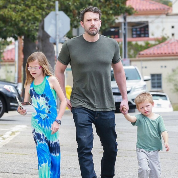 Jennifer Garner et Ben Affleck avec leurs enfants Violet, Seraphina et Samuel à la sortie de l'église à Pacific Palisades le 24 avril 2016