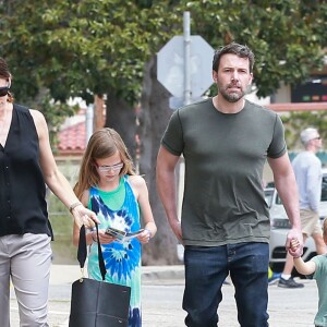 Jennifer Garner et Ben Affleck avec leurs enfants Violet, Seraphina et Samuel à la sortie de l'église à Pacific Palisades le 24 avril 2016