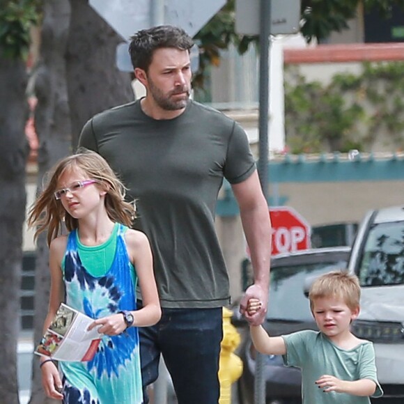 Jennifer Garner et Ben Affleck avec leurs enfants Violet, Seraphina et Samuel à la sortie de l'église à Pacific Palisades le 24 avril 2016