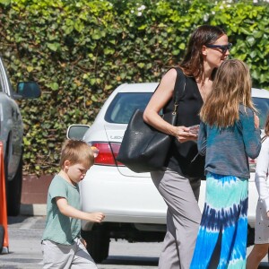 Jennifer Garner avec ses enfants Violet, Seraphina et Samuel à l'église à Pacific Palisades le 24 avril 2016