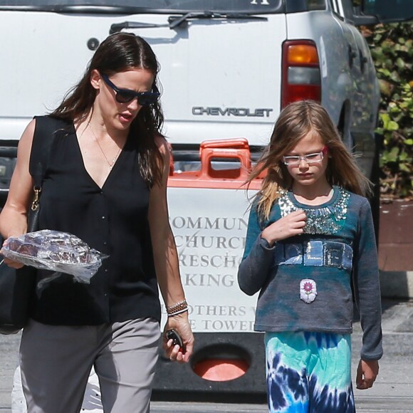 Jennifer Garner avec ses enfants Violet, Seraphina et Samuel à l'église à Pacific Palisades le 24 avril 2016