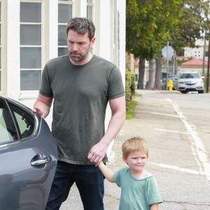 Ben Affleck avec son fils Samuel à la sortie de l'église à Pacific Palisades le 24 avril 2016