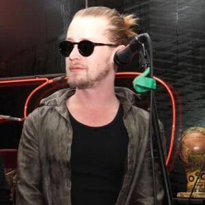 Macaulay Culkin est en concert avec son nouveau groupe "Pizza Underground" au magasin "Moscot Eyeglass" à New York le 23 janvier 2014