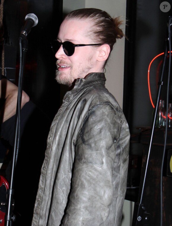 Macaulay Culkin est en concert avec son nouveau groupe "Pizza Underground" au magasin "Moscot Eyeglass" à New York le 23 janvier 2014