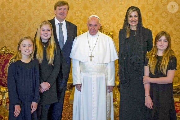 Le roi Willem-Alexander et la reine Maxima des Pays-Bas ont été reçus au Vatican par le pape François le 26 avril 2016 avec leurs filles la princesse héritière Catharina-Amalia, la princesse Alexia et la princesse Ariane.