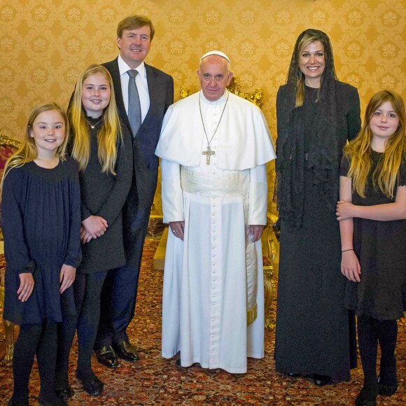 Le roi Willem-Alexander et la reine Maxima des Pays-Bas ont été reçus au Vatican par le pape François le 26 avril 2016 avec leurs filles la princesse héritière Catharina-Amalia, la princesse Alexia et la princesse Ariane.