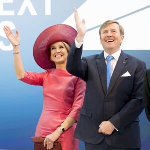 Le roi Willem-Alexander et la reine Maxima des Pays-Bas visitent le groupe BMW à l'occasion du séminaire "Urban Mobility" à Munich. Le 13 avril 2016.