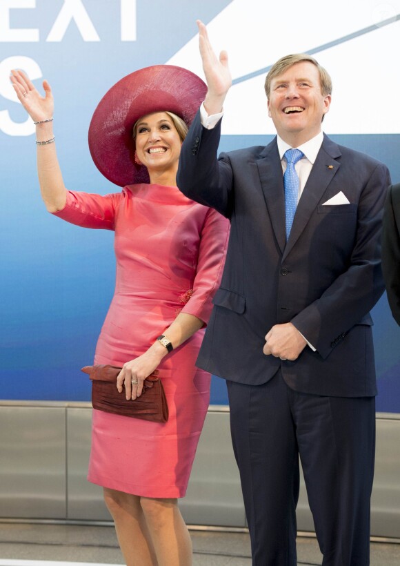 Le roi Willem-Alexander et la reine Maxima des Pays-Bas visitent le groupe BMW à l'occasion du séminaire "Urban Mobility" à Munich. Le 13 avril 2016.