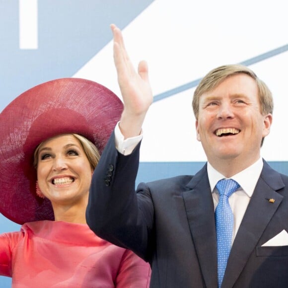 Le roi Willem-Alexander et la reine Maxima des Pays-Bas visitent le groupe BMW à l'occasion du séminaire "Urban Mobility" à Munich. Le 13 avril 2016.