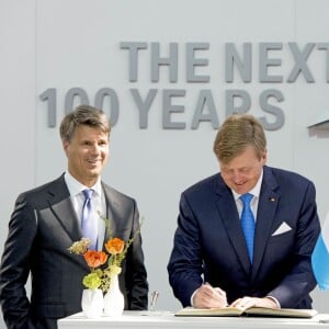 Le roi Willem-Alexander et la reine Maxima des Pays-Bas visitent le groupe BMW à l'occasion du séminaire "Urban Mobility" à Munich, le 13 avril 2016.