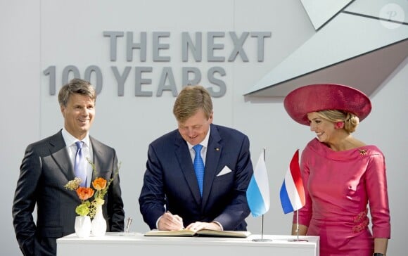 Le roi Willem-Alexander et la reine Maxima des Pays-Bas visitent le groupe BMW à l'occasion du séminaire "Urban Mobility" à Munich, le 13 avril 2016.
