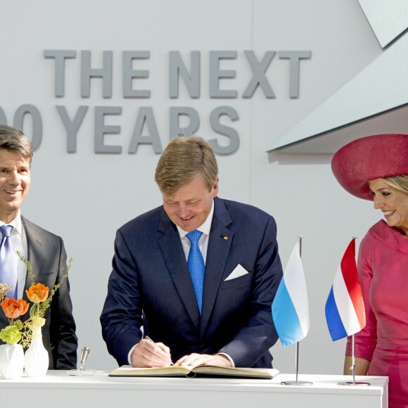 Le roi Willem-Alexander et la reine Maxima des Pays-Bas visitent le groupe BMW à l'occasion du séminaire "Urban Mobility" à Munich, le 13 avril 2016.