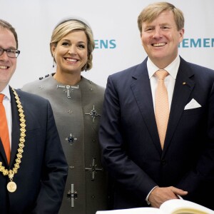 Le roi Willem-Alexander et la reine Maxima des Pays-Bas visitaient le Medical Valley Center à Erlangen, à l'occasion de leur voyage en Bavière, le 14 avril 2016. Les motifs du manteau Claes Iversen de la reine Maxima n'ont pas fait l'unanimité...