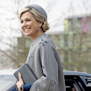 Le roi Willem-Alexander et la reine Maxima des Pays-Bas visitaient le Medical Valley Center à Erlangen, à l'occasion de leur voyage en Bavière, le 14 avril 2016. Les motifs du manteau Claes Iversen de la reine Maxima n'ont pas fait l'unanimité...