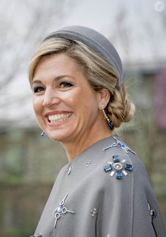 Le roi Willem-Alexander et la reine Maxima des Pays-Bas visitaient le Medical Valley Center à Erlangen, à l'occasion de leur voyage en Bavière, le 14 avril 2016. Les motifs du manteau Claes Iversen de la reine Maxima n'ont pas fait l'unanimité...