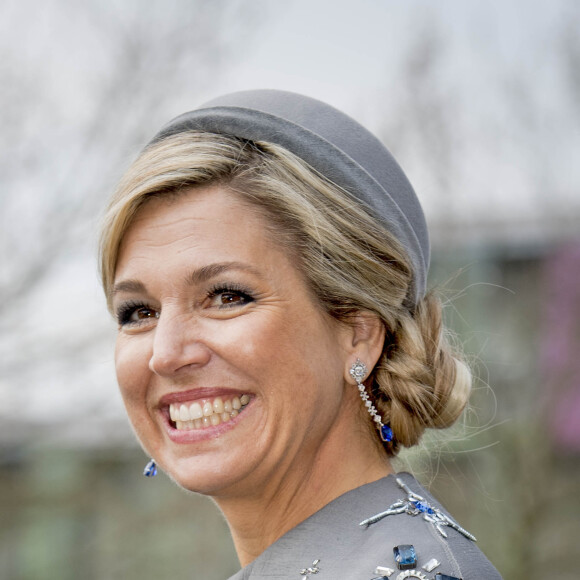 Le roi Willem-Alexander et la reine Maxima des Pays-Bas visitaient le Medical Valley Center à Erlangen, à l'occasion de leur voyage en Bavière, le 14 avril 2016. Les motifs du manteau Claes Iversen de la reine Maxima n'ont pas fait l'unanimité...
