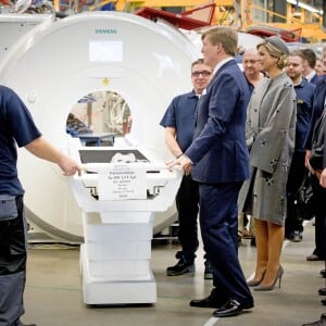 Le roi Willem-Alexander et la reine Maxima des Pays-Bas visitaient le Medical Valley Center à Erlangen, à l'occasion de leur voyage en Bavière, le 14 avril 2016. Les motifs du manteau Claes Iversen de la reine Maxima n'ont pas fait l'unanimité...