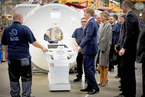 Le roi Willem-Alexander et la reine Maxima des Pays-Bas visitaient le Medical Valley Center à Erlangen, à l'occasion de leur voyage en Bavière, le 14 avril 2016. Les motifs du manteau Claes Iversen de la reine Maxima n'ont pas fait l'unanimité...