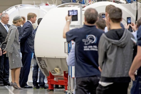Le roi Willem-Alexander et la reine Maxima des Pays-Bas visitaient le Medical Valley Center à Erlangen, à l'occasion de leur voyage en Bavière, le 14 avril 2016. Les motifs du manteau Claes Iversen de la reine Maxima n'ont pas fait l'unanimité...