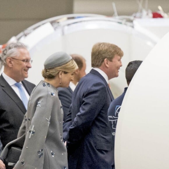 Le roi Willem-Alexander et la reine Maxima des Pays-Bas visitaient le Medical Valley Center à Erlangen, à l'occasion de leur voyage en Bavière, le 14 avril 2016. Les motifs du manteau Claes Iversen de la reine Maxima n'ont pas fait l'unanimité...