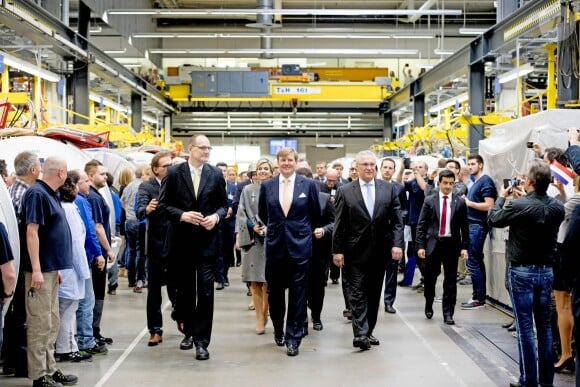 Le roi Willem-Alexander et la reine Maxima des Pays-Bas visitaient le Medical Valley Center à Erlangen, à l'occasion de leur voyage en Bavière, le 14 avril 2016. Les motifs du manteau Claes Iversen de la reine Maxima n'ont pas fait l'unanimité...