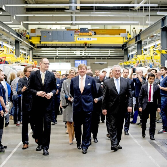Le roi Willem-Alexander et la reine Maxima des Pays-Bas visitaient le Medical Valley Center à Erlangen, à l'occasion de leur voyage en Bavière, le 14 avril 2016. Les motifs du manteau Claes Iversen de la reine Maxima n'ont pas fait l'unanimité...