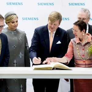 Le roi Willem-Alexander et la reine Maxima des Pays-Bas visitaient le Medical Valley Center à Erlangen, à l'occasion de leur voyage en Bavière, le 14 avril 2016. Les motifs du manteau Claes Iversen de la reine Maxima n'ont pas fait l'unanimité...