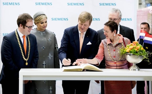 Le roi Willem-Alexander et la reine Maxima des Pays-Bas visitaient le Medical Valley Center à Erlangen, à l'occasion de leur voyage en Bavière, le 14 avril 2016. Les motifs du manteau Claes Iversen de la reine Maxima n'ont pas fait l'unanimité...