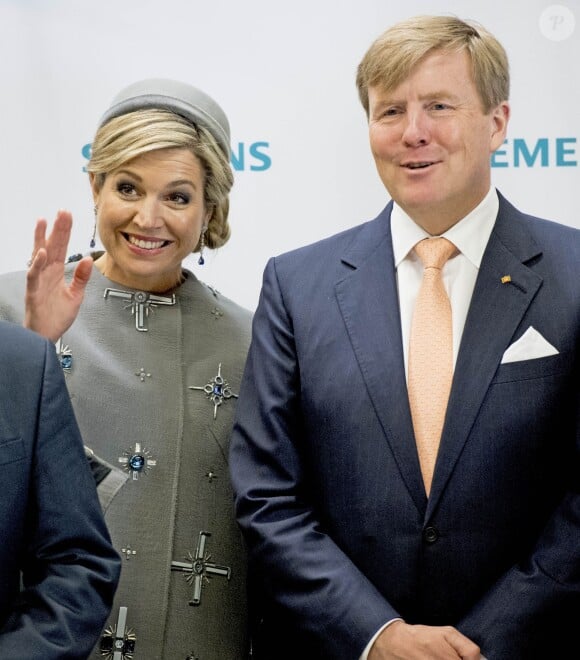 Le roi Willem-Alexander et la reine Maxima des Pays-Bas visitaient le Medical Valley Center à Erlangen, à l'occasion de leur voyage en Bavière, le 14 avril 2016. Les motifs du manteau Claes Iversen de la reine Maxima n'ont pas fait l'unanimité...